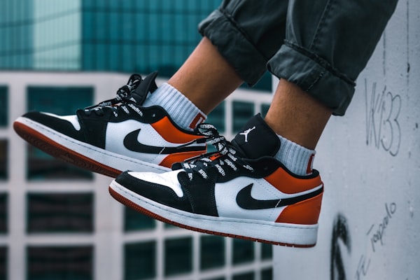 南宫28经典系列复刻版运动鞋，展示其精致皮革与金色缝线细节